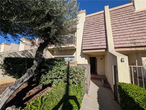 18403 Collins, Tarzana, CA 91356