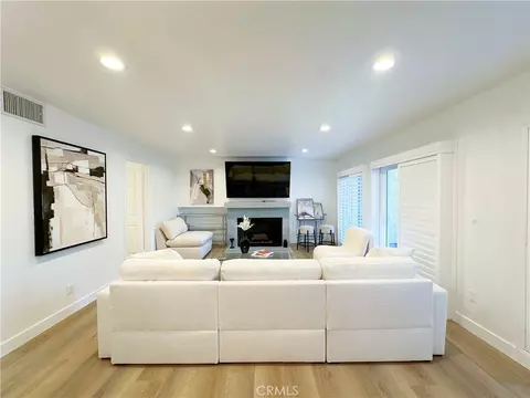 5255 Coldwater Canyon Ave #D, Sherman Oaks, CA 91401