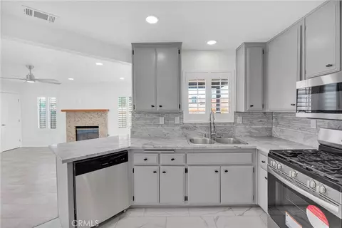 Kitchen - 10352 Primrose Ct, Hesperia, CA 92345 photo 2 of 3