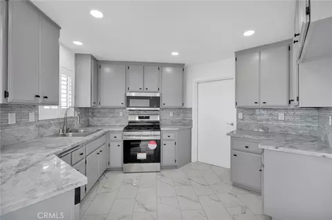 Kitchen - 10352 Primrose Ct, Hesperia, CA 92345 photo 1 of 3