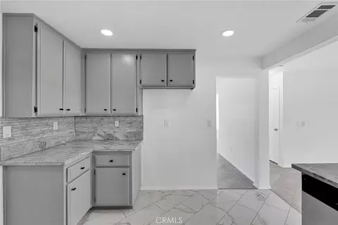 Entry Way - 10352 Primrose Ct, Hesperia, CA 92345 photo 2 of 3