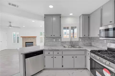 Kitchen - 10352 Primrose Ct, Hesperia, CA 92345 photo 2 of 3
