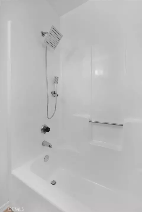 Bath - 10352 Primrose Ct, Hesperia, CA 92345 photo 4 of 6