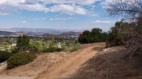 2 Dolin Ln, Newbury Park, CA 91320