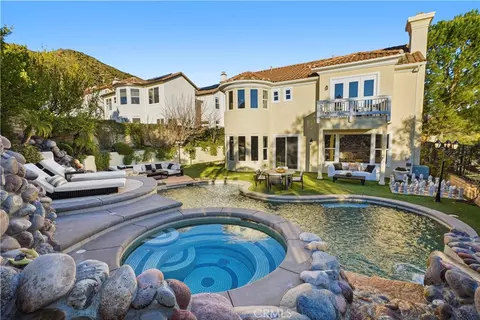 907 Deerhill Rd, Oak Park, CA 91377