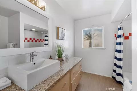 Bath - 3124 Ocean Dr, Oxnard, CA 93035 photo 3 of 4