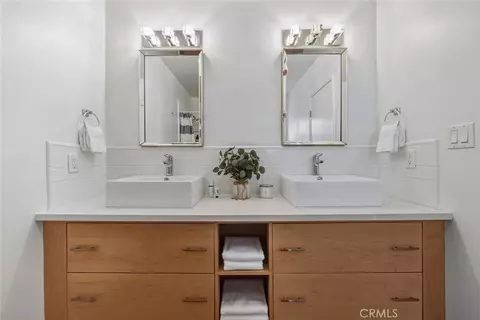 Bath - 3124 Ocean Dr, Oxnard, CA 93035 photo 2 of 4