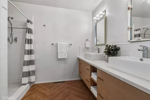 Bath - 3124 Ocean Dr, Oxnard, CA 93035 photo 4 of 4