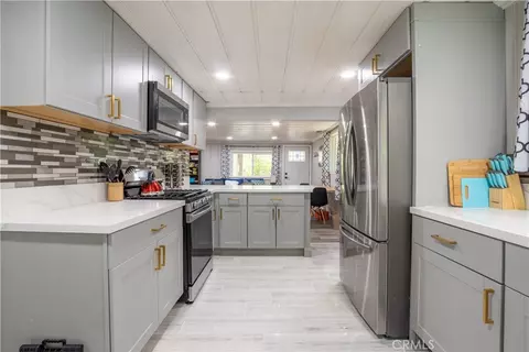 Kitchen - 23777 Pioneer Camp Rd, Crestline, CA 92325 photo 5 of 6