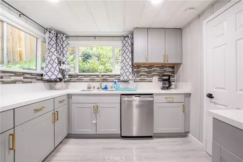 Kitchen - 23777 Pioneer Camp Rd, Crestline, CA 92325 photo 3 of 6