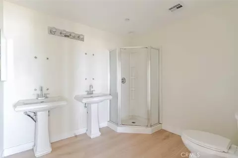 Bath - 2575 Rale Dr, Palmdale, CA 93550 photo 2 of 3