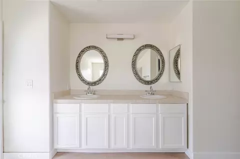 Bath - 2575 Rale Dr, Palmdale, CA 93550 photo 3 of 3