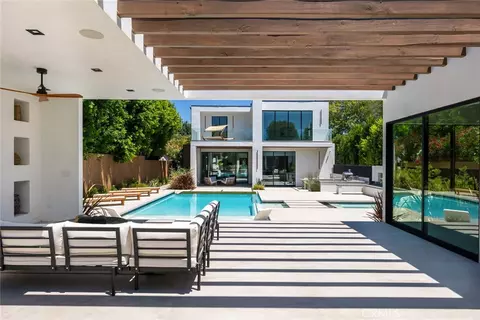 22930 Dolorosa St, Woodland Hills, CA 91367