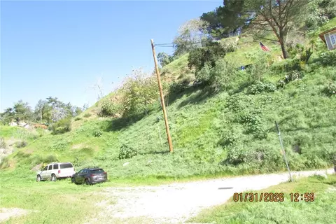 8001 Denivelle Rd, Sunland, CA 91040