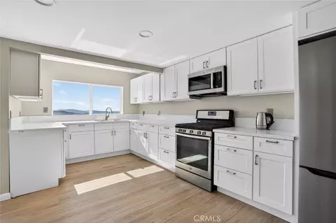 Kitchen - 30420 Starland Dr, Tehachapi, CA 93561 photo 1 of 2