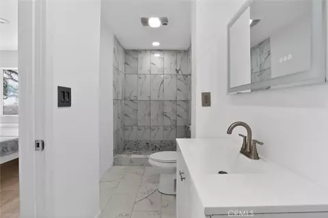 Bath - 30420 Starland Dr, Tehachapi, CA 93561 photo 3 of 4