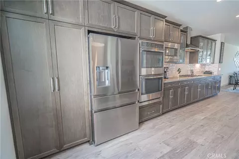 Kitchen - 4060 Tradewinds Dr, Oxnard, CA 93035 photo 7 of 8