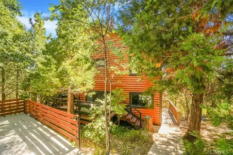 695 Grass Valley Rd, Lake Arrowhead, CA 92352