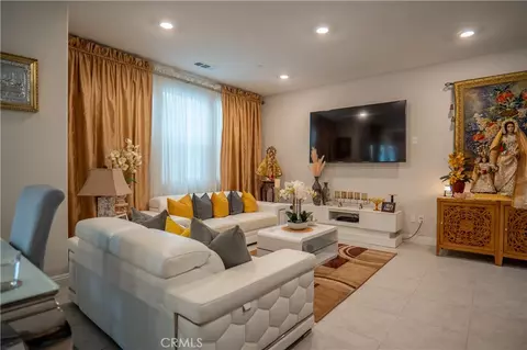 Living - 20525 Martingale, Saugus, CA 91350 photo 2 of 2
