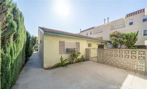 Exterior - 723 E Tujunga Ave, Burbank, CA 91501 photo 2 of 3
