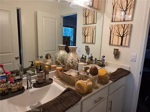 Bath - 1583 Seneca Dr, Madera, CA 93637 photo 2 of 5