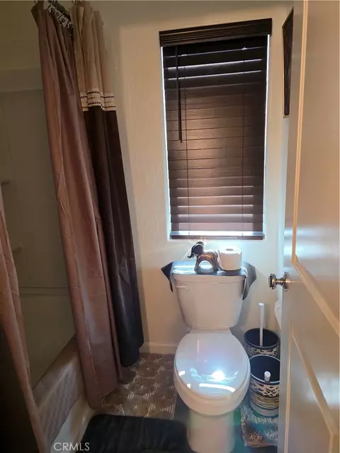 Bath - 1583 Seneca Dr, Madera, CA 93637 photo 4 of 5