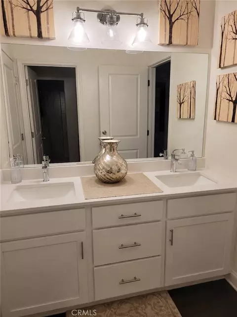 Bath - 1583 Seneca Dr, Madera, CA 93637 photo 1 of 7