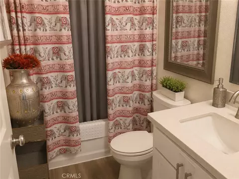 Bath - 1583 Seneca Dr, Madera, CA 93637 photo 4 of 7