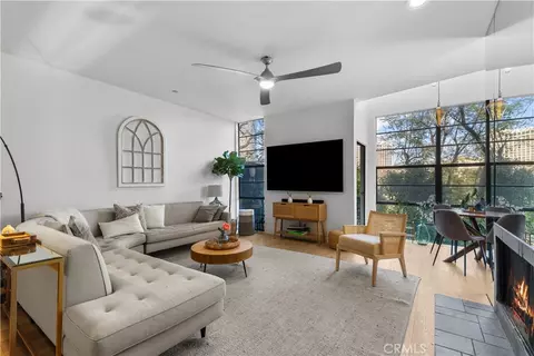 3880 Fredonia Dr #D, Los Angeles, CA 90068
