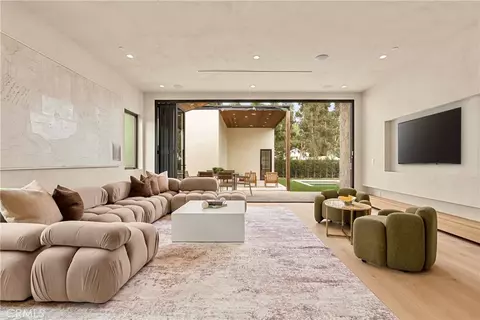 5525 Carpenter Ave, Valley Village, CA 91607