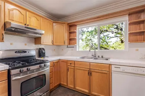 Kitchen - 5888 Oak Knls, Simi Valley, CA 93063 photo 2 of 4