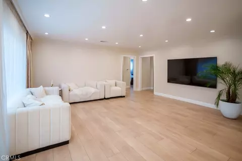 15500 Chatsworth, Mission Hills, CA 91345