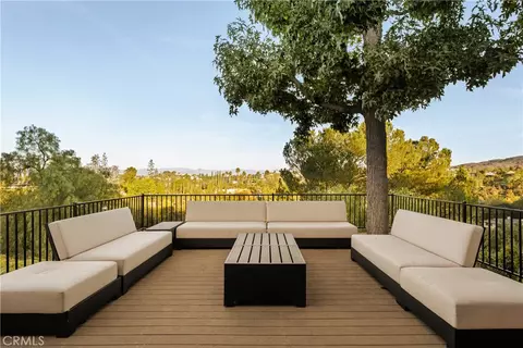 22370 Algunas Rd, Woodland Hills, CA 91364