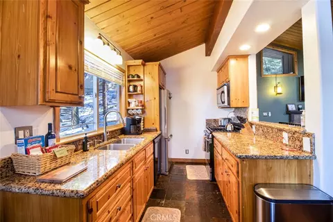 Kitchen - 24719 Valle, Crestline, CA 92325 photo 1 of 2