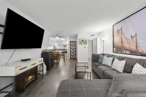 18555 Collins St #C18, Tarzana, CA 91356