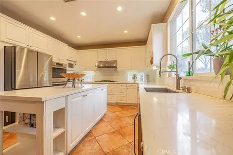 Kitchen - 574 Oak Tree Ct, Simi Valley, CA 93065 photo 2 of 3