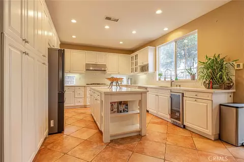 Kitchen - 574 Oak Tree Ct, Simi Valley, CA 93065 photo 3 of 3