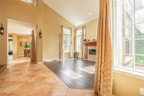 Living - 574 Oak Tree Ct, Simi Valley, CA 93065 photo 1 of 6