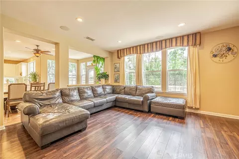 Living - 574 Oak Tree Ct, Simi Valley, CA 93065 photo 4 of 6