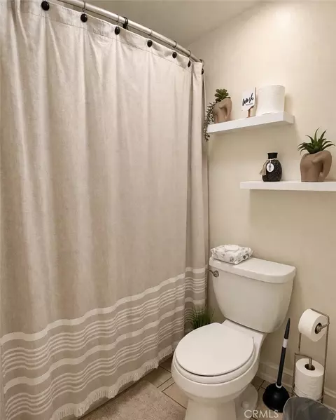 Bath - 2410 N Justin, Simi Valley, CA 93065 photo 5 of 5
