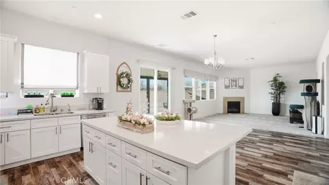 Entry Way - 4727 W Vahan Ct, Lancaster, CA 93536 photo 7 of 13
