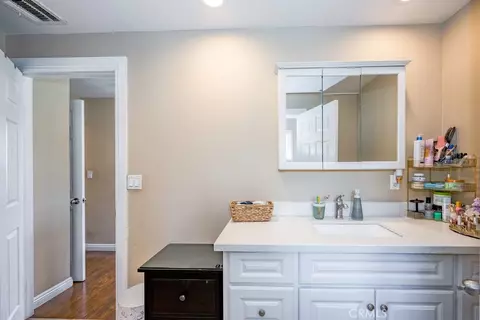 Bath - 6834 Quinton Ln, Tujunga, CA 91042 photo 3 of 3