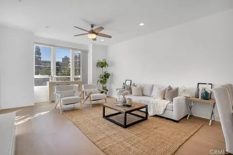 10832 W Riverton Ct, North Hollywood, CA 91602