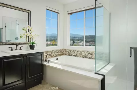 Bath - 22384 Riverstream Ct, Saugus, CA 91350 photo 4 of 5