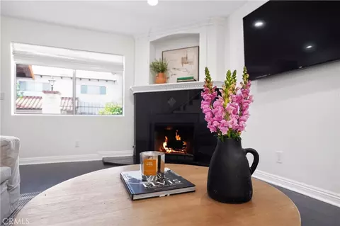 5275 Colodny Dr #4, Agoura Hills, CA 91301