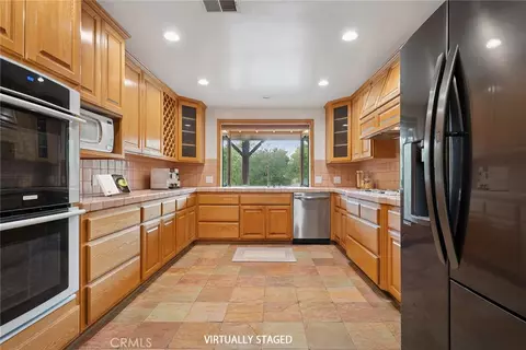 Kitchen - 7254 Studio Rd, Canoga Park, CA 91304 photo 1 of 2