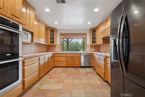 Kitchen - 7254 Studio Rd, Canoga Park, CA 91304 photo 2 of 2