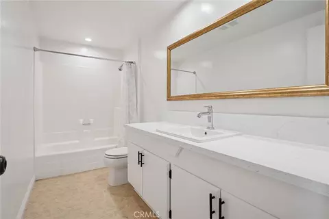 Bath - 7254 Studio Rd, Canoga Park, CA 91304 photo 4 of 6