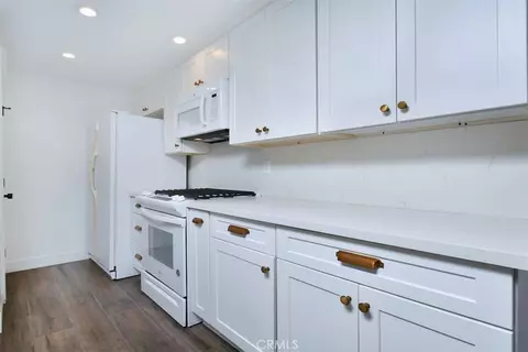 Kitchen - 28159 Robin Ave, Saugus, CA 91350 photo 3 of 4