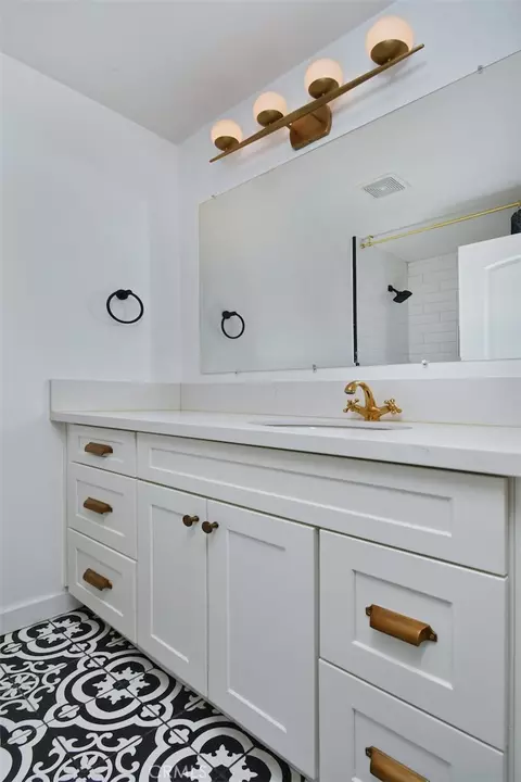 Bath - 28159 Robin Ave, Saugus, CA 91350 photo 2 of 6